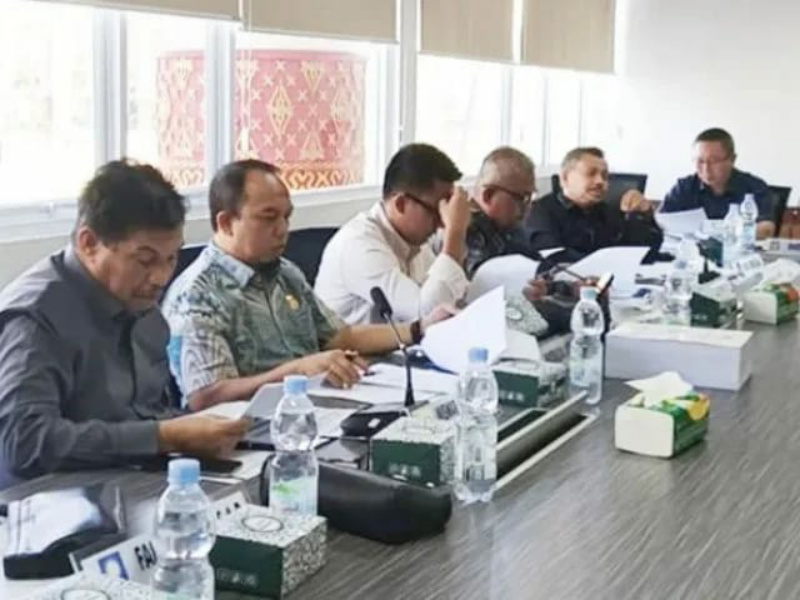 Ketua DPRD Padang Muharlion mengikuti rapat evaluasi Laporan Hasil Pemeriksaan (LHP) Tahun Anggaran 2024 bersama OPD terkait.